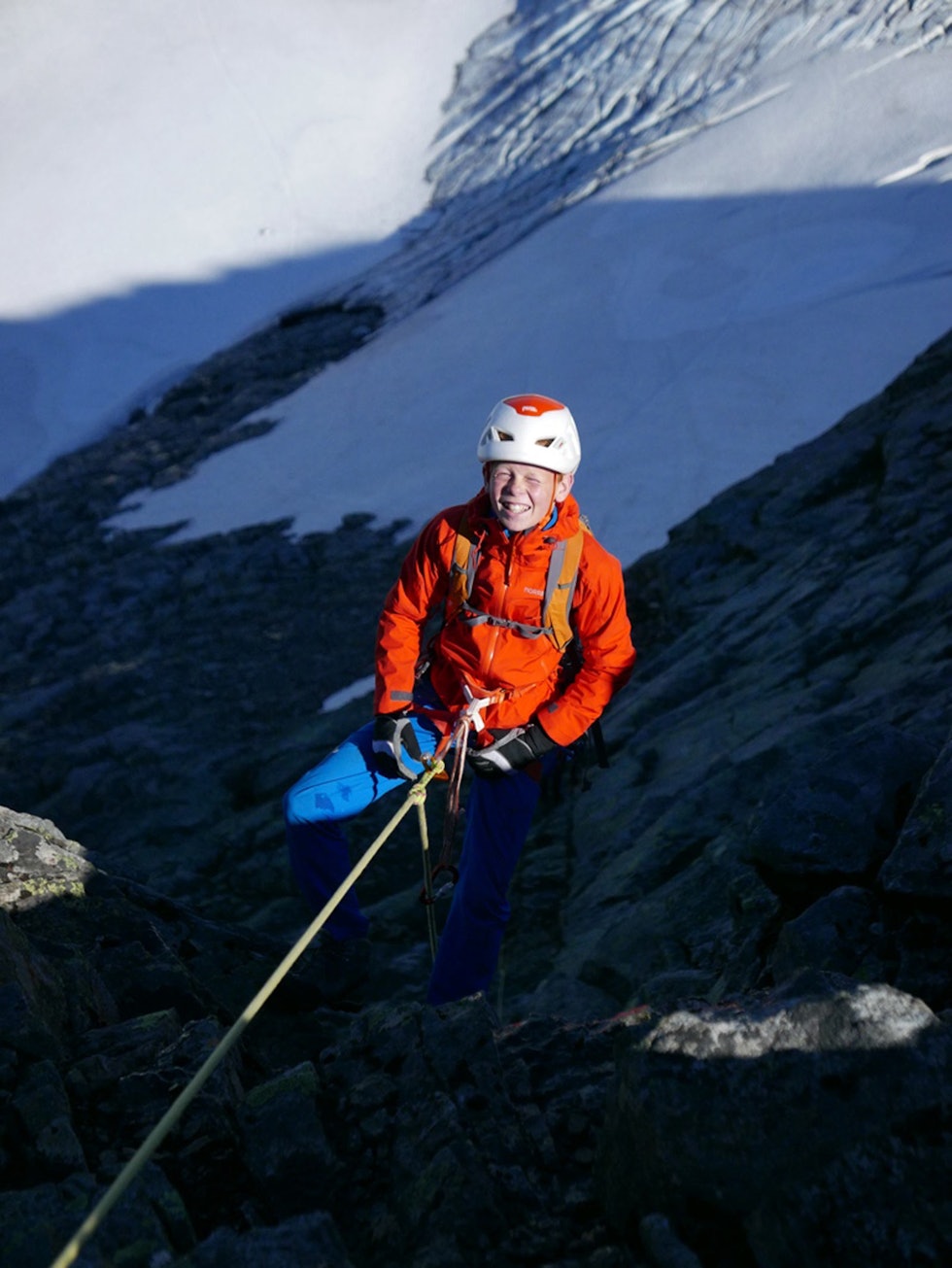 Klatreglede: En fornøyd, ung klatrer i fjellet. Foto: Robert Caspersen