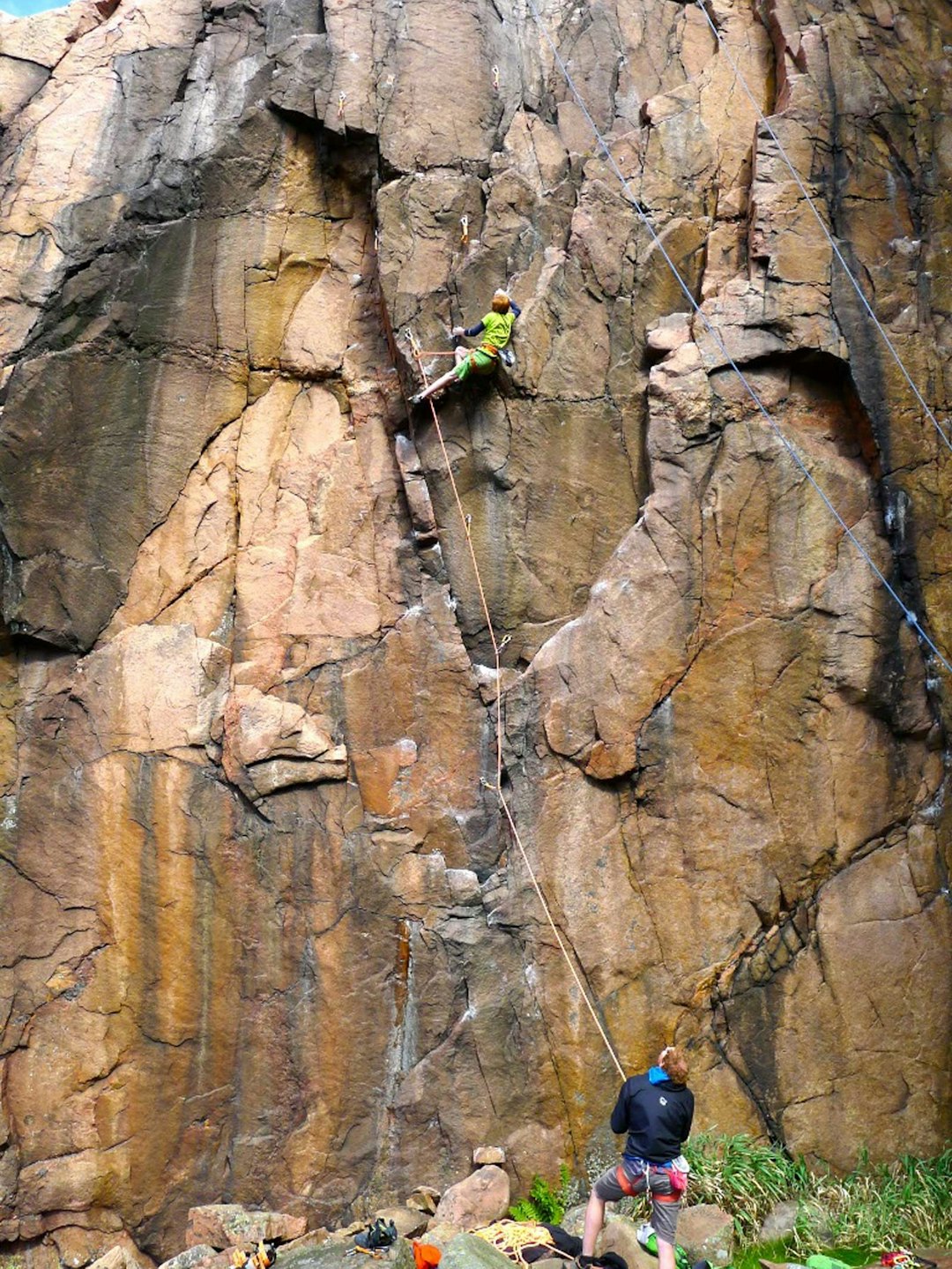 Naturlig: Per Ravlo Caspersen klatrer 8- på Tråleberget i Bohuslän. Foto: Robert Caspersen