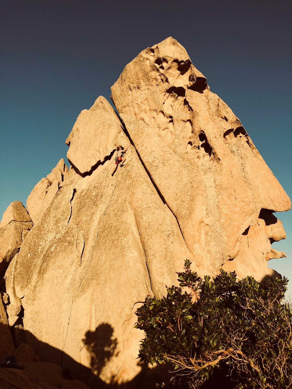 Formasjoner: En særs spektakulær stein med utsikt over Ajaccio-bukta fra toppen. Sverre Jordbakke på ruta Danse avec les clous (6b+) på feltet San Tonio Foto: Andreas Eide