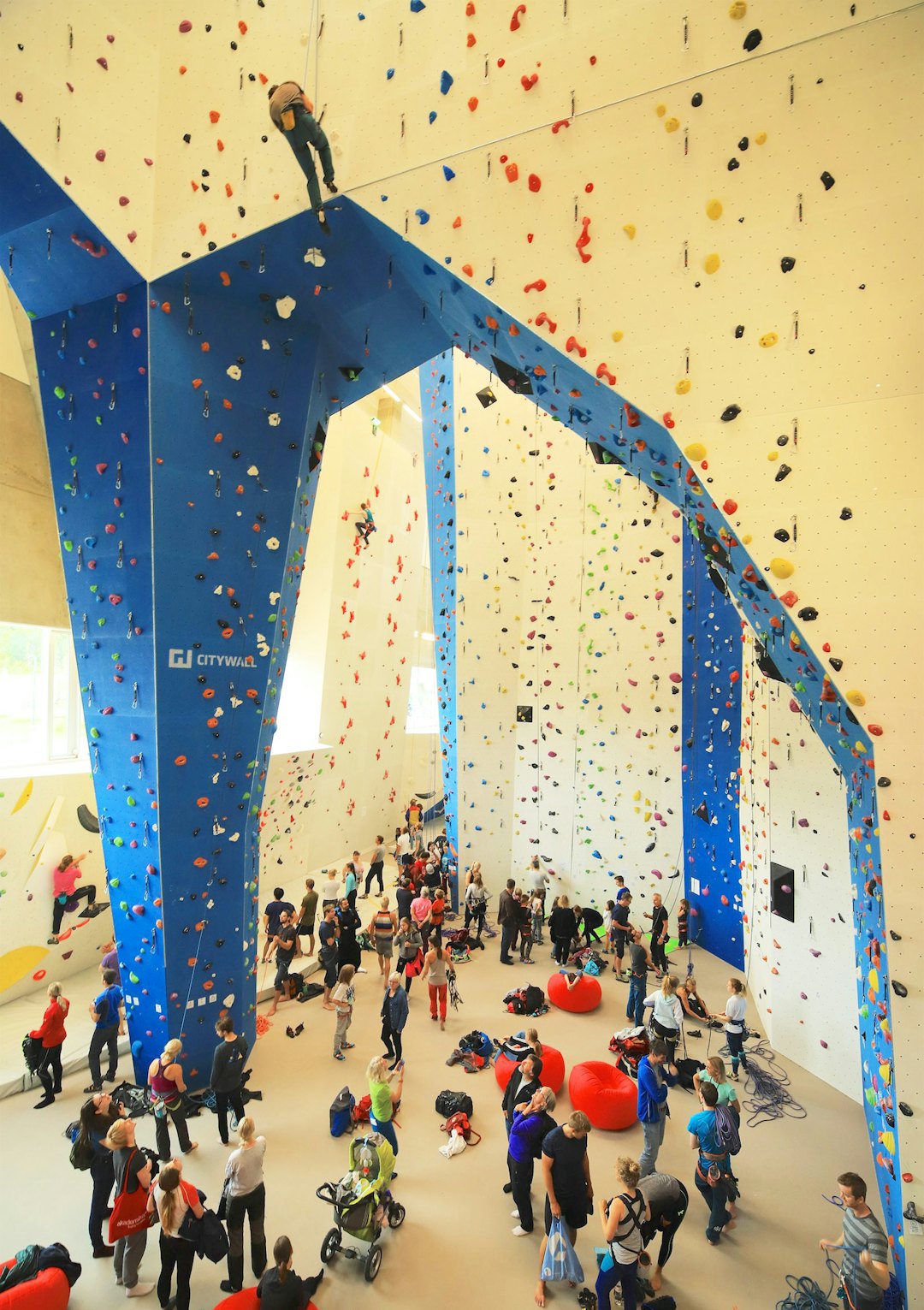 TI GANGER STØRRE: Den nye hallen har 18 meter høye vegger. Foto: Stein Tronstad