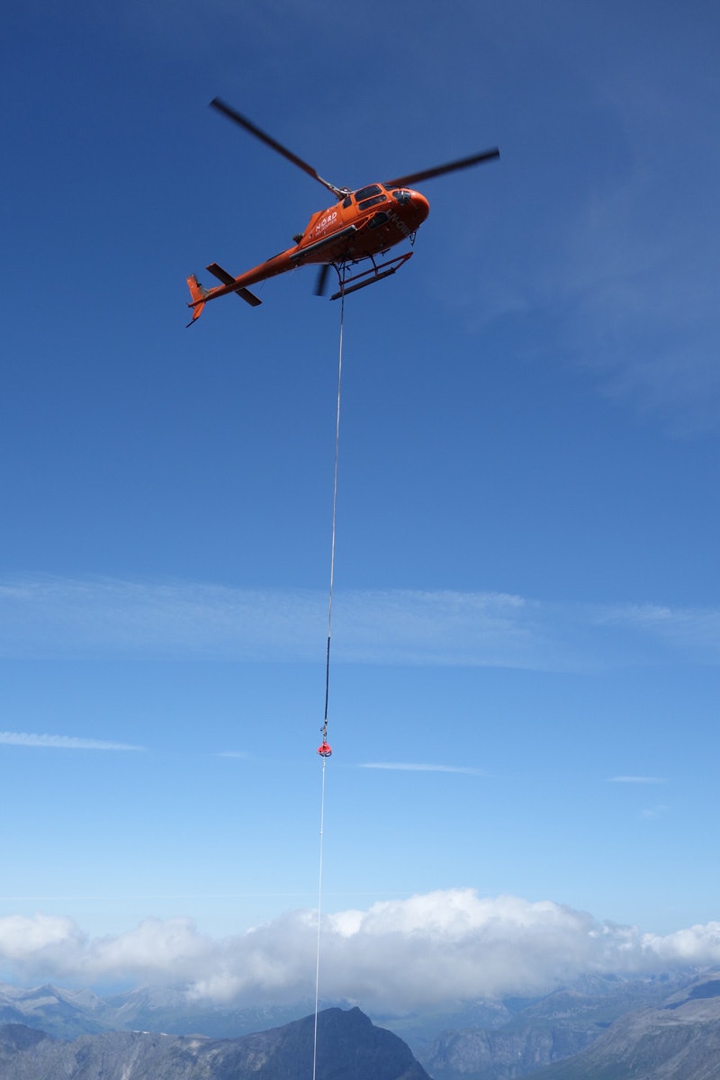 KREVENDE: Oppdraget med å hente ut de forulykkede ble nøye planlagt med fjellredningsgruppa. Den lange line ble brukt til å løfte ut de omkomne, og skulle sikre at helikopteret ikke trengte å gå så nærme veggen mens bakkemannskapet var på stedet. Foto: Romsdal Fjellredningsgruppe / Kevin Kolstad