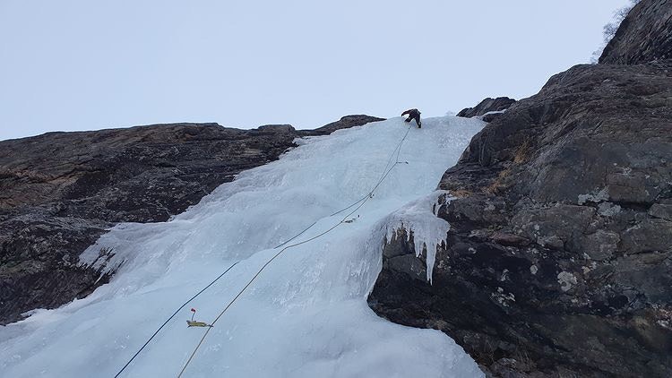 KLASSIKER: Emil på vei opp Jokhaisen. Foto: Aslak Aastorp litldalen isklatring