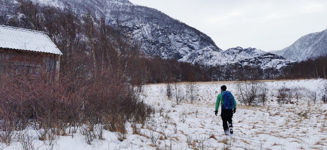 Kjetil passerer en av mange fraflyttet gård. Foto: Dag Jørund Vik isklatring fosen