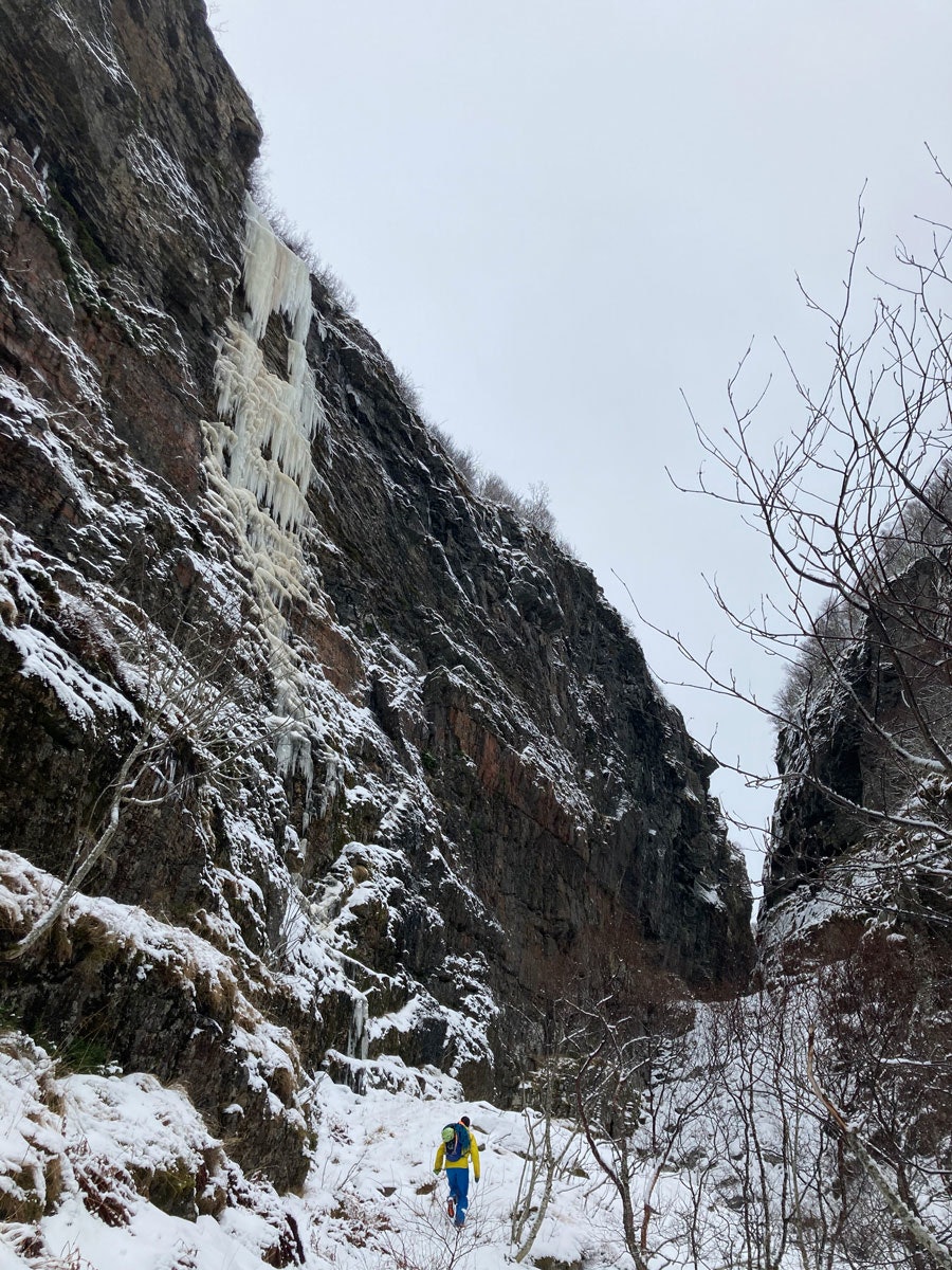 Bratt is og miks i Djupdalen. Foto: Kjetil Grimsæth isklatring fosen