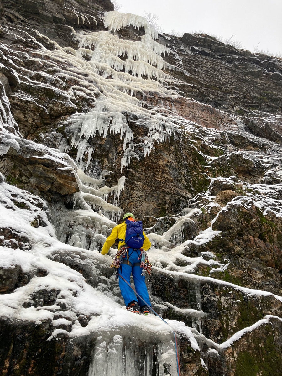 Dag The Dog i starten av ruta. På grunn av de store vannmengdene ble det lite fokus på bilder lengre opp i fossen. Foto: Kjetil Grimsæth isklatring fosen