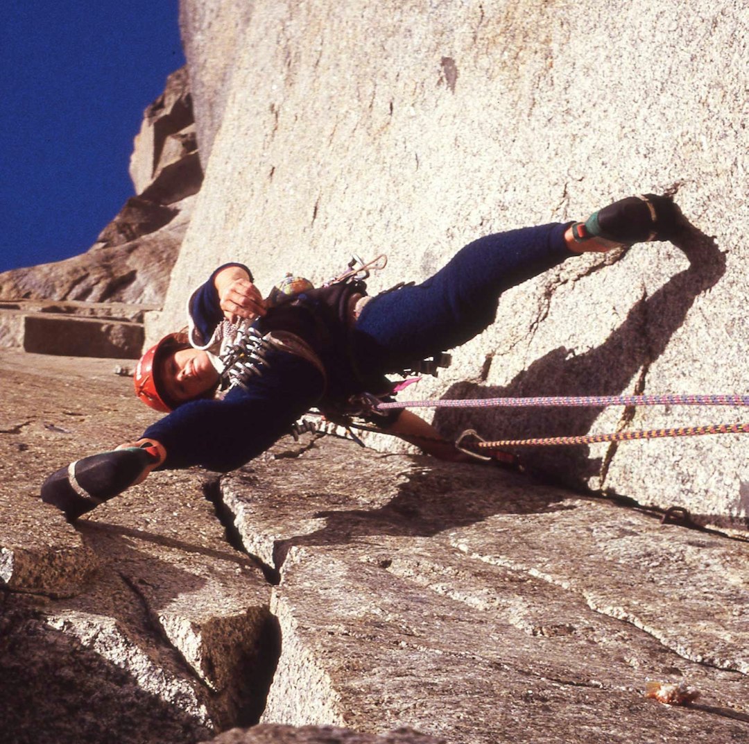 NOK EN STORVEGG: Berit på den 900 meter lange Chamonix-klassikeren American Direct (6c)  på Petit Dru i 1992. Foto: Aslak Aastorp.