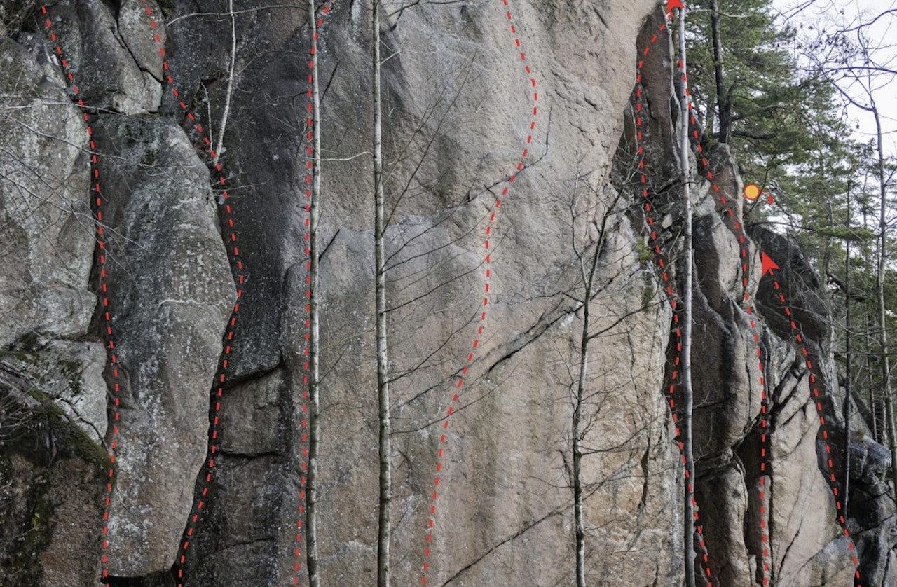 Ruta midt i bildet er gått på naturlige sikringer. Bør da boltene fjernes? Skjermdump fra DKKs fører Ruta midt i bildet er gått på naturlige sikringer. Bør da boltene fjernes? Skjermdump fra DKKs fører