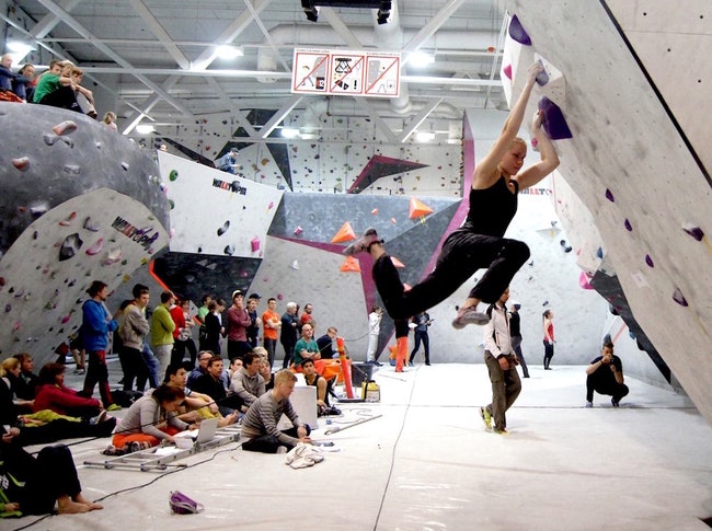 Lisa-Marie Kvandahl flasher fjerde finalebulder. Foto: Thor-Henrik Kvandahl 13224220_1292913027405284_2063480397_o