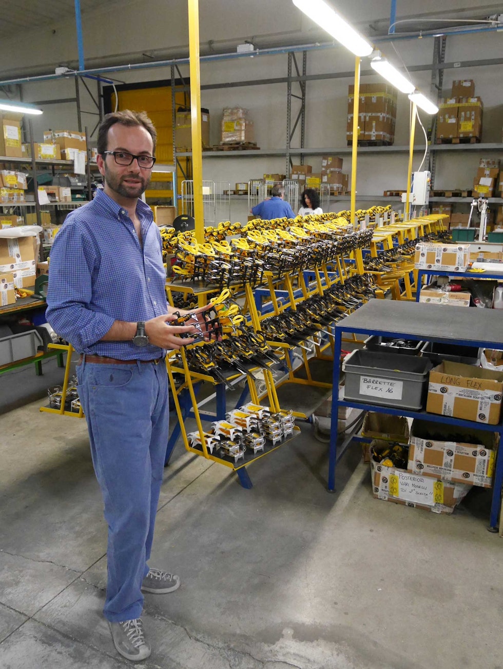 PRODUKSJON: Oliviero Gobbi viser hva Grivel har å by på av stegjern. Foto: Steinar Grynning PRODUKSJON: Oliviero Gobbi viser hva Grivel har å by på av stegjern. Foto: Steinar Grynning