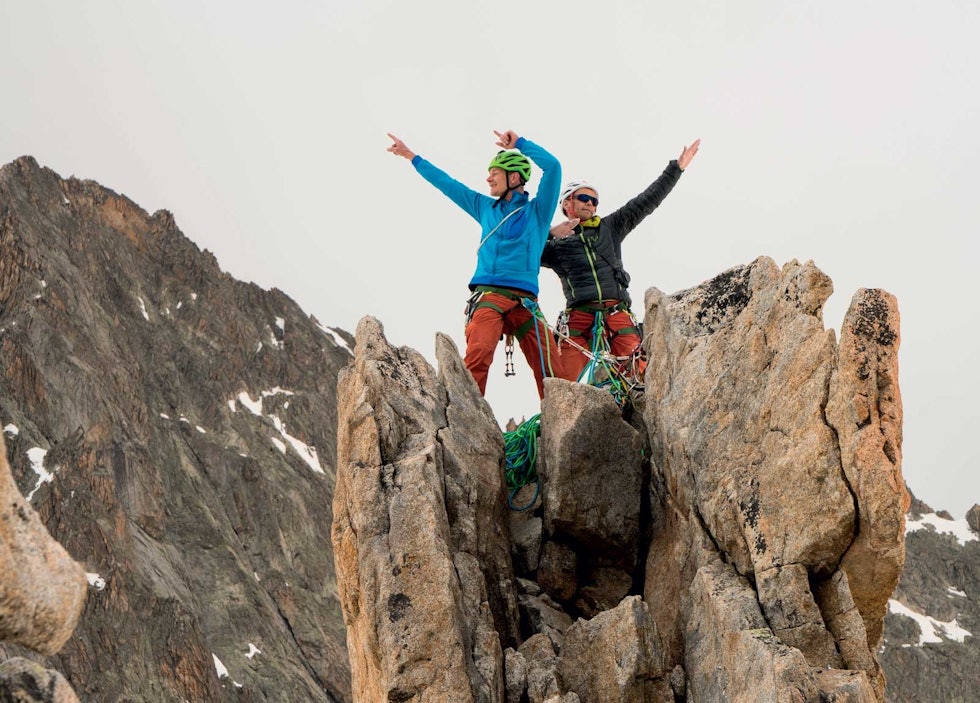 TOPPEN: Klatreglede på 3131! Hal-vor og Jon på toppen like før snøbyger kapslar inn fjellnåla. Foto: Eirik Vaage
