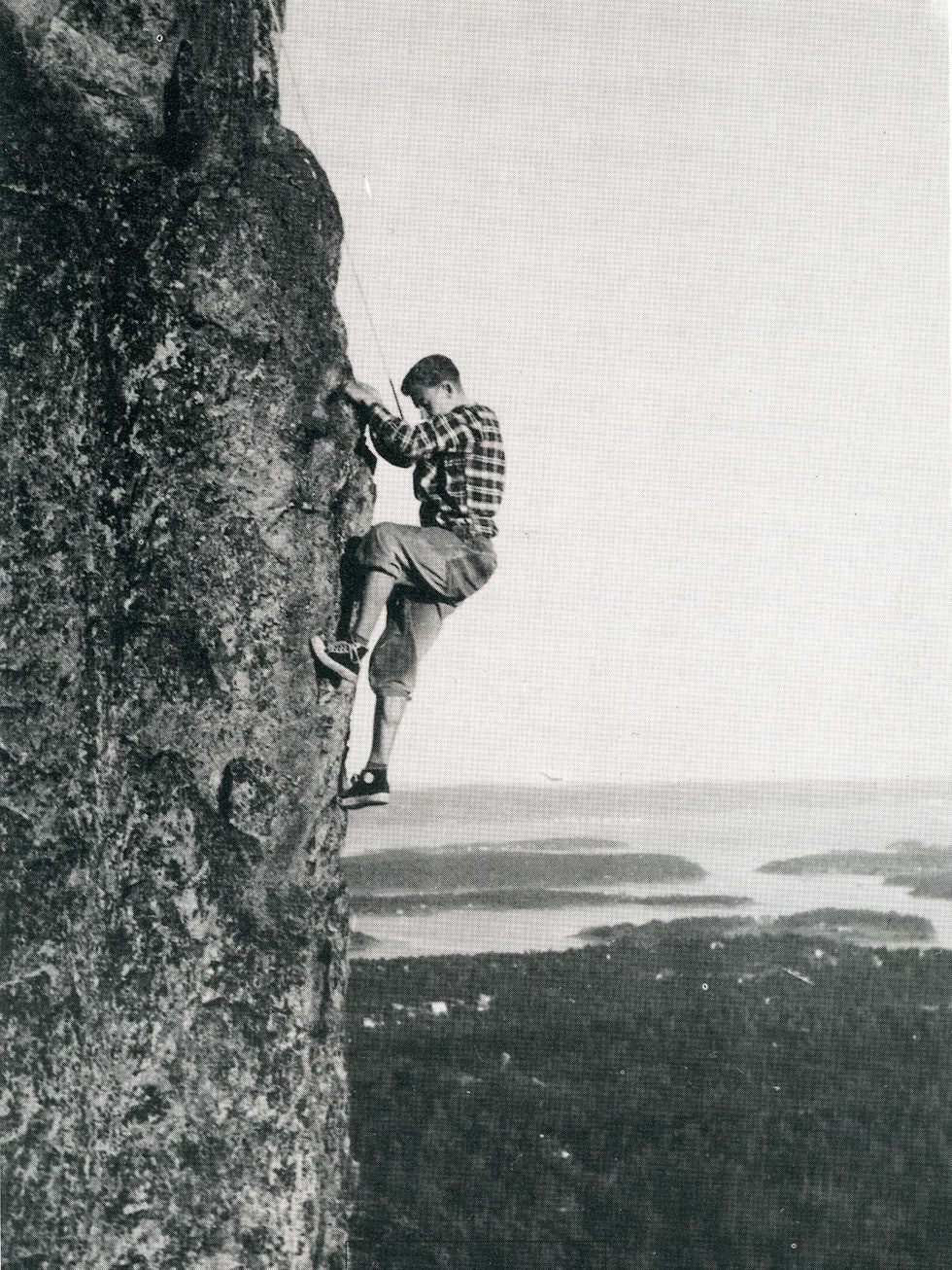 Utsikt: Ralph Høibakk klatrer Stueveggen (5+) på 1950 tallet. Foto: Ukjent