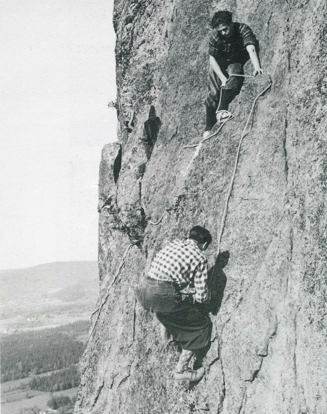 Klassiker: Per Hohle sikrer Arne Næss på Storesvaet i Sydstupet i 1940. Foto: E. Rothman.