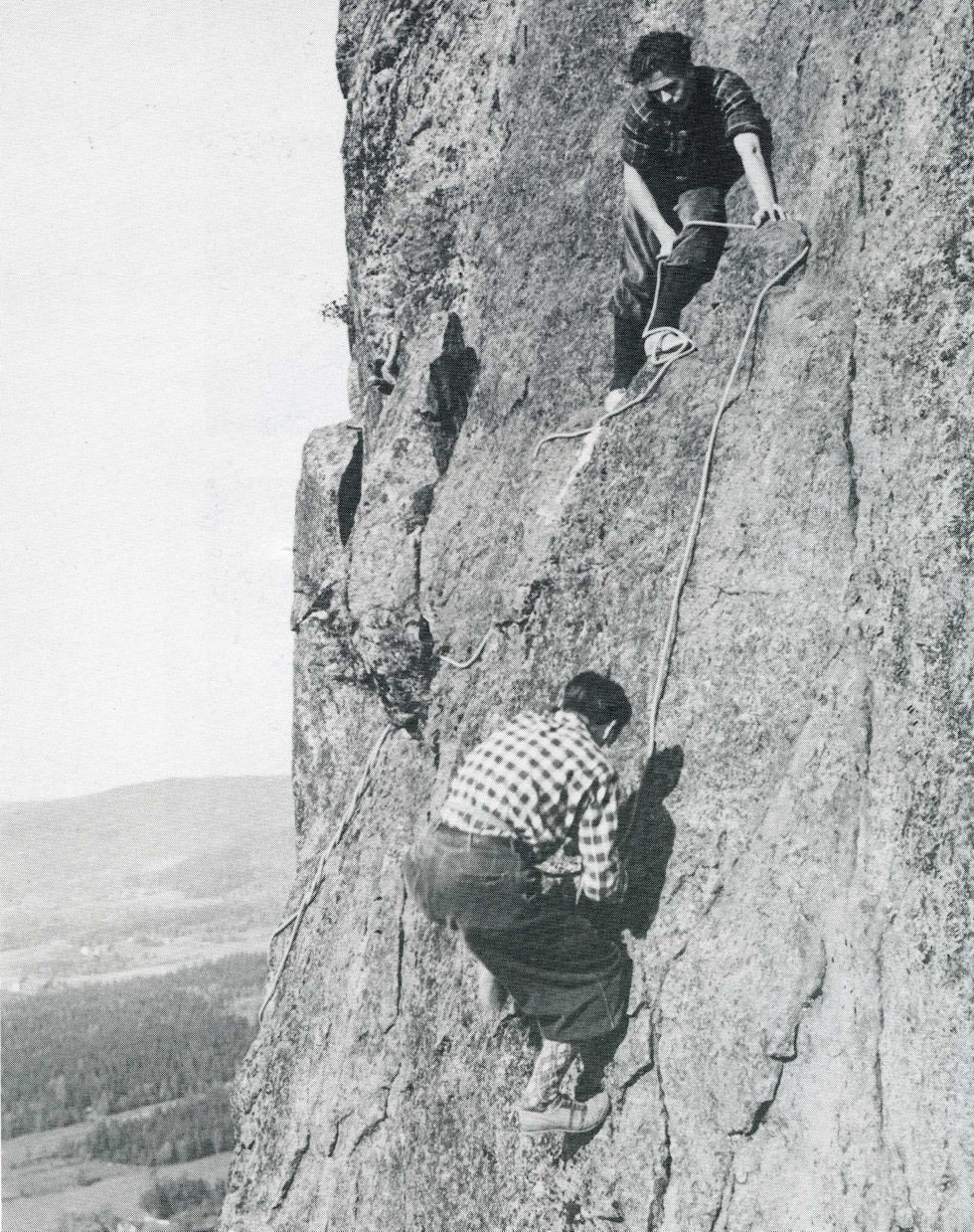 Klassiker: Per Hohle sikrer Arne Næss på Storesvaet i Sydstupet i 1940. Foto: E. Rothman. Klassiker: Per Hohle sikrer Arne Næss på Storesvaet i Sydstupet i 1940. Foto: E. Rothman.