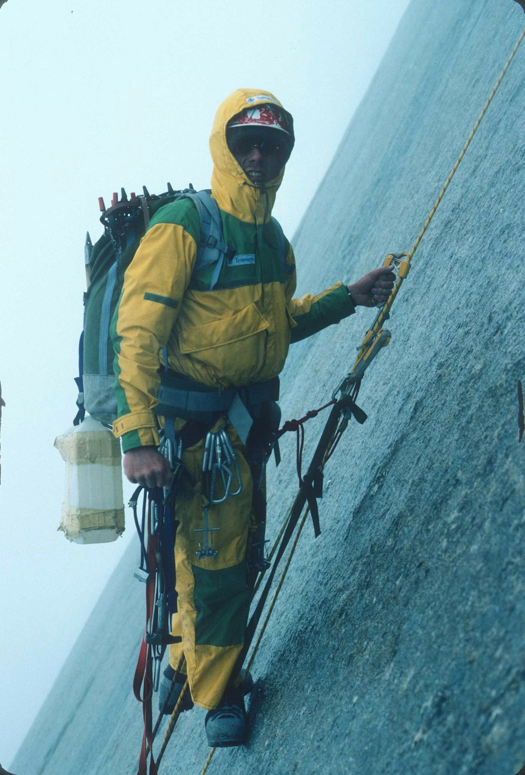 Livet på Trango: The Norwegian Trange Expedition 1984 er en av de store milepælene i norsk klatrehistorie. Her opplever Dag regn på nedre del av pillaren, og morgenstund i port-a-ledgen. Begge foto: Stein P. Aasheim