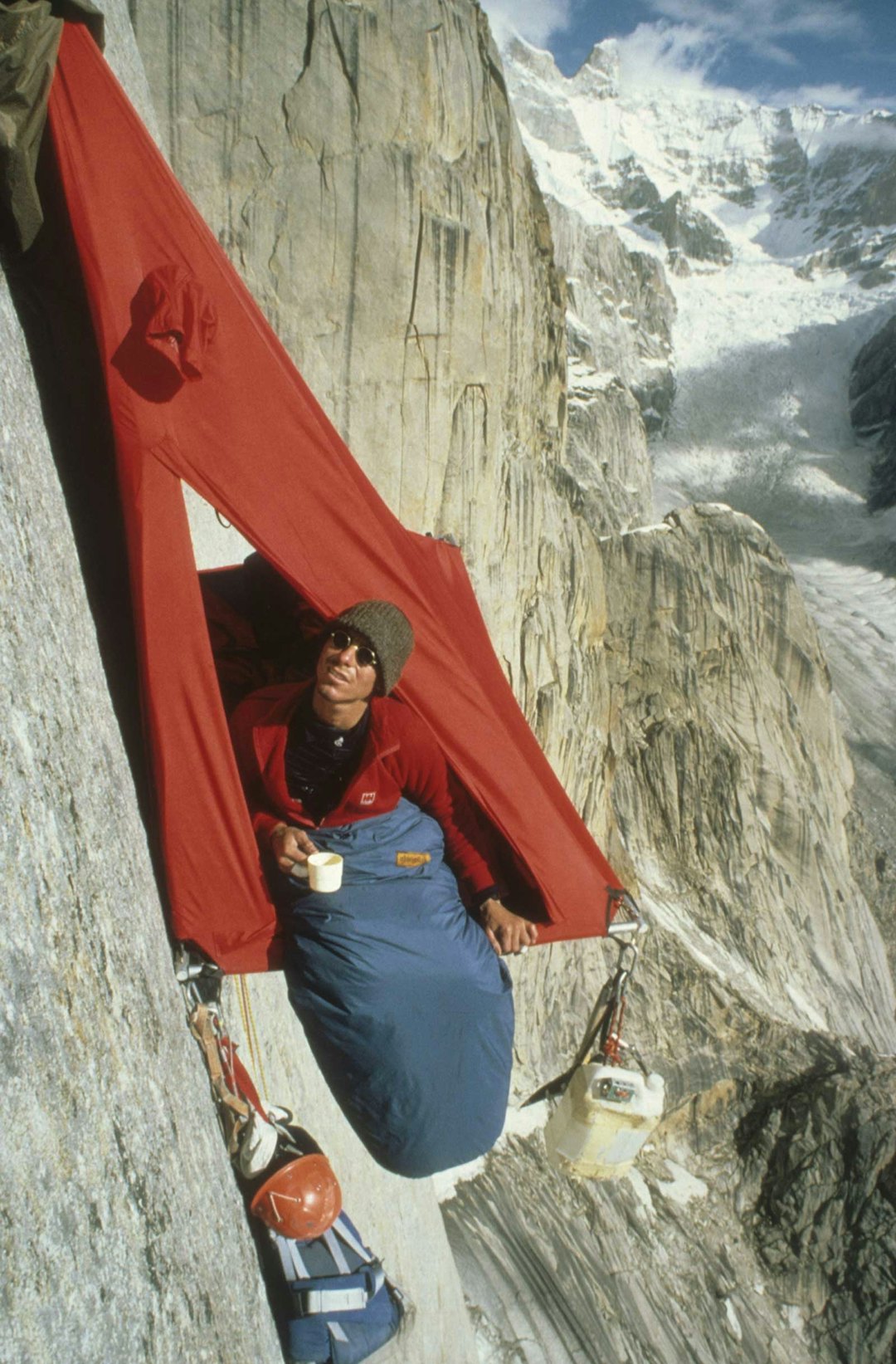 Livet på Trango: The Norwegian Trange Expedition 1984 er en av de store milepælene i norsk klatrehistorie. Her opplever Dag regn på nedre del av pillaren, og morgenstund i port-a-ledgen. Begge foto: Stein P. Aasheim