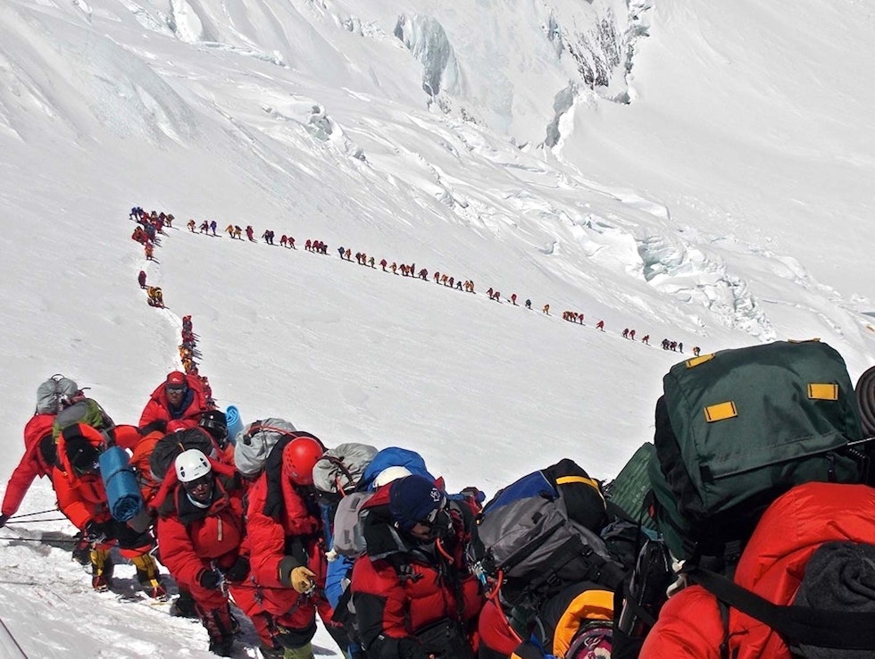 Tilstander: Kø opp mot toppen av Mount Everest. Foto: Ralf Dujmovits.