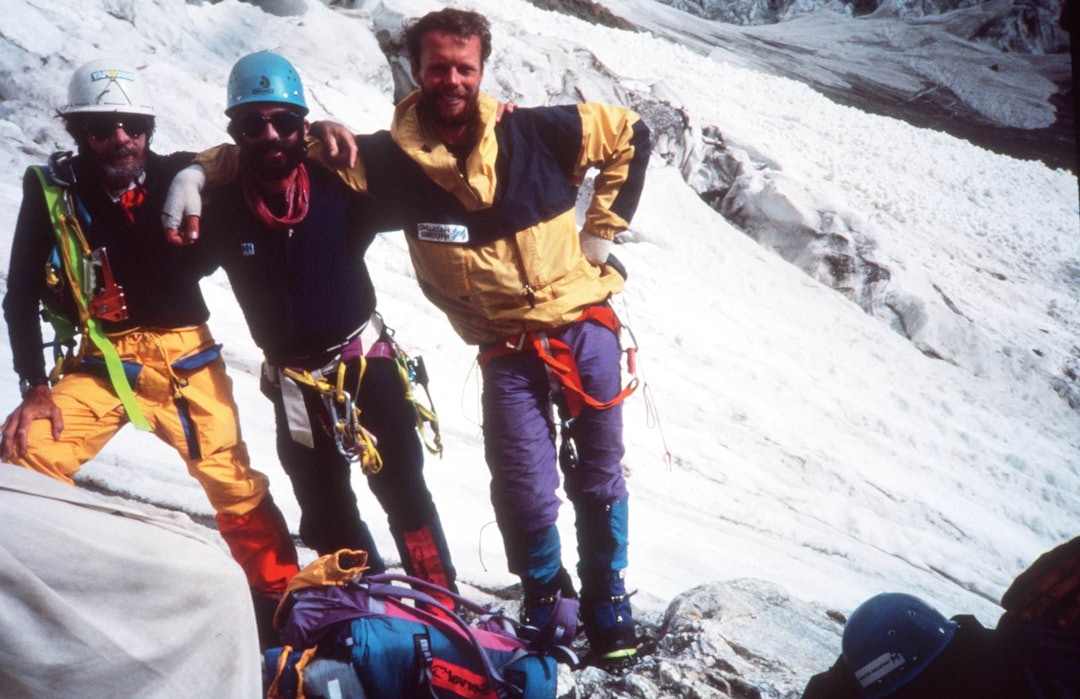 Seier! Nede i Camp 1 etter bestigning av Nanga Parbat (8126 moh.) sammen med Carlos Soria og Pedro Nicolas Martinez. Foto: Fredborgs samling