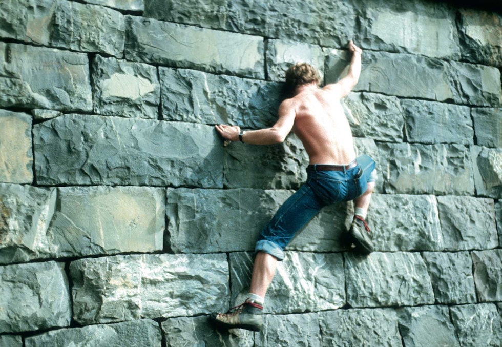 Inne/ute: Øvre Mesna bru – klatring på steinmur var forløperen til innendørsveggene. Foto: Fredborgs samling