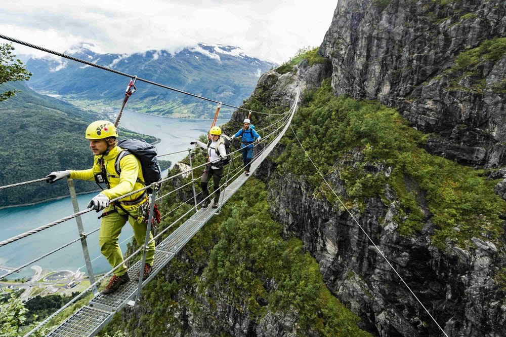 POPULÆR TURISTATTRAKSJON: Ulykken skal ha skjedd nær denne brua, som er en del av den svært populære via ferrataen i Loen. Foto: loenskylift.com via ferrata loen ulykke