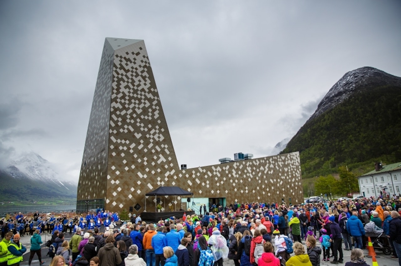 FOLKEFEST: Det var storstilt åpning av Norsk Tindesenter på fredag. Foto: www.terjeaamodt.com FOLKEFEST: Det var storstilt åpning av Norsk Tindesenter på fredag. Foto: www.terjeaamodt.com