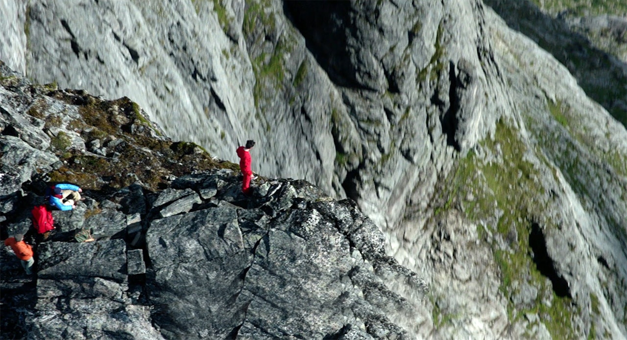 FANTASTISKE BILDER: Mange av bildene i filmen er spilt inn på nytt, blant annet noe utrolige scener fra Trollveggen og fjellene rundt. FANTASTISKE BILDER: Mange av bildene i filmen er spilt inn på nytt, blant annet noe utrolige scener fra Trollveggen og fjellene rundt.
