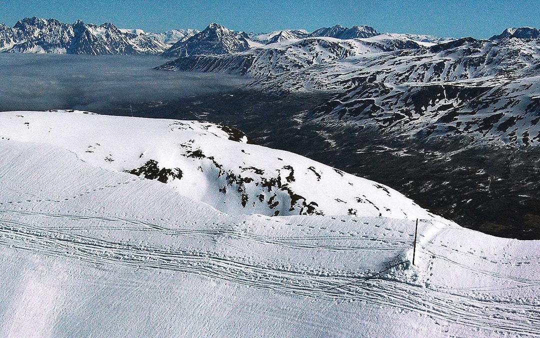 Tromsdalstinden 17. mai 2009: Fotsporene etter den omkomne. Legg merke til skisporene utenfor staken som skal markere sikker grunn. Foto: Jørgen Melau, Lufttransport AS.