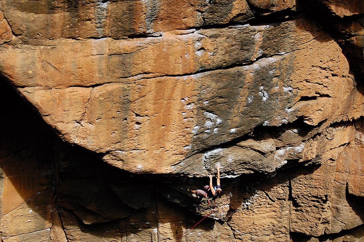 LUFTIG: Her kan det jo være fint å ha forsikring. Klatreforbundet vil anbefale Klatretinget om å innføre obligatorisk grunnlisens med forsikring for alle medlemmer over 13 år, gjeldende fra juni 2016. Foto: Dag Hagen. LUFTIG: Her kan det jo være fint å ha forsikring. Klatreforbundet vil anbefale Klatretinget om å innføre obligatorisk grunnlisens med forsikring for alle medlemmer over 13 år, gjeldende fra juni 2016. Foto: Dag Hagen.