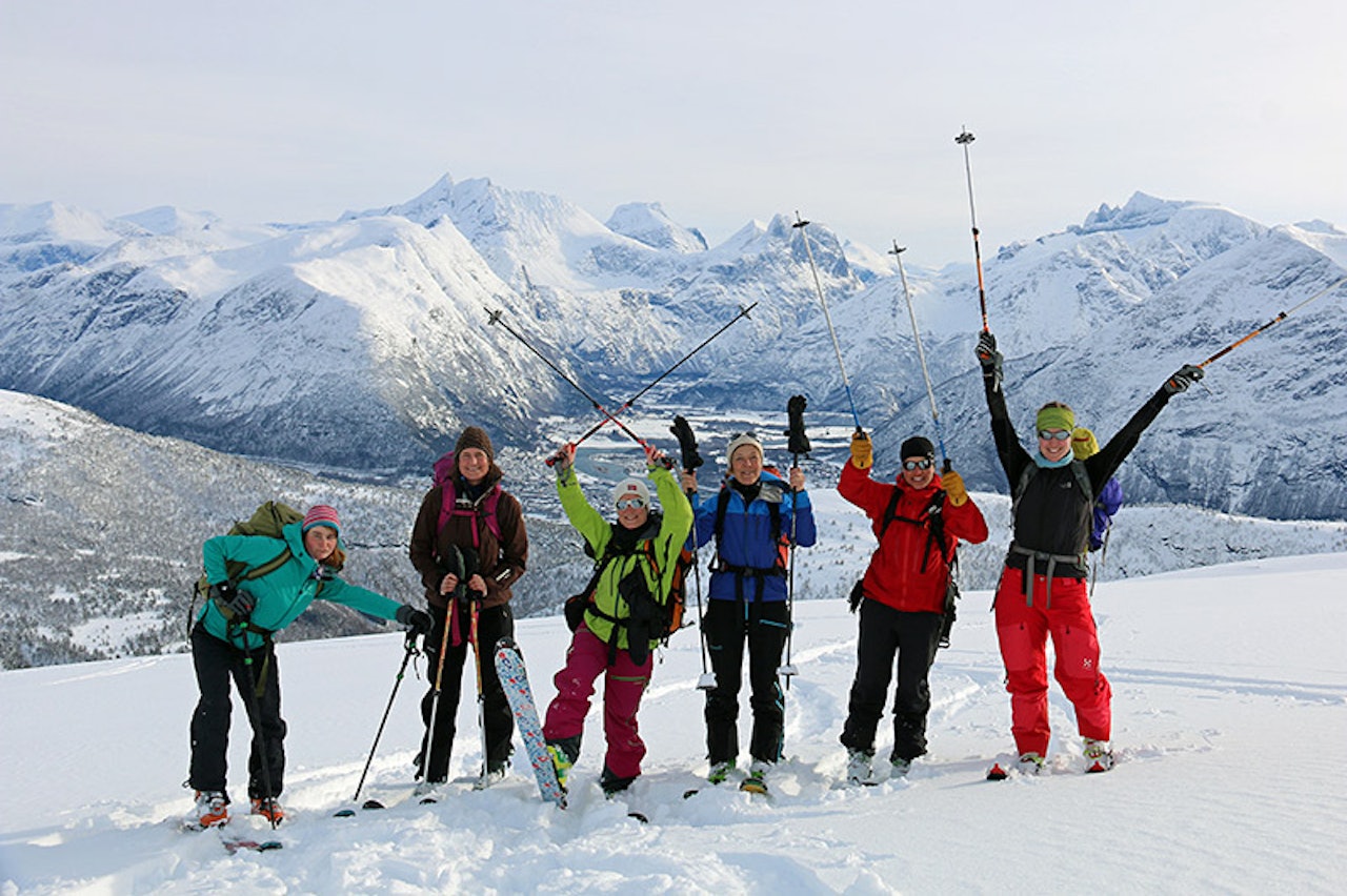 TOPP: Alle på toppeggen av Skarven. Fra venstre: Georgia, Marianne, Anne Kari, Siw, Urpu og Larissa. Foto: Bjørg 