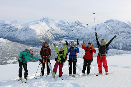 TOPP: Alle på toppeggen av Skarven. Fra venstre: Georgia, Marianne, Anne Kari, Siw, Urpu og Larissa. Foto: Bjørg  TOPP: Alle på toppeggen av Skarven. Fra venstre: Georgia, Marianne, Anne Kari, Siw, Urpu og Larissa. Foto: Bjørg