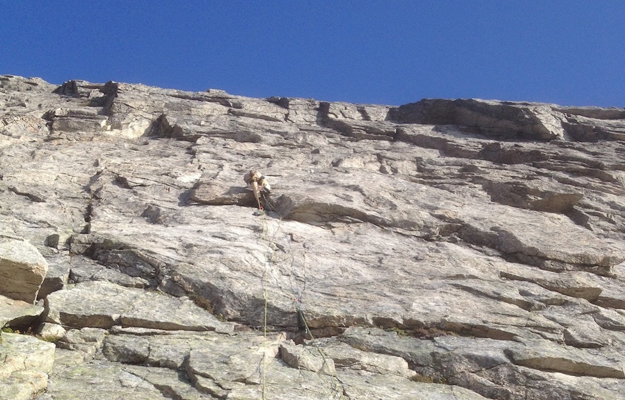 Tore Lundberg leder første taulengde på ruta som nå er fjernet. Foto: Iver Gjelstenli Tore Lundberg leder første taulengde på ruta som nå er fjernet. Foto: Iver Gjelstenli