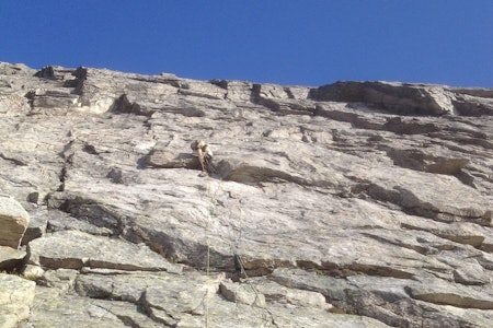 Tore Lundberg leder første taulengde på ruta som nå er fjernet. Foto: Iver Gjelstenli Tore Lundberg leder første taulengde på ruta som nå er fjernet. Foto: Iver Gjelstenli
