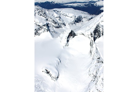Austre Ringstind og Stølsmaradalsbreen frå søraust. / Toppturar i Sogn. Austre Ringstind og Stølsmaradalsbreen frå søraust. / Toppturar i Sogn.
