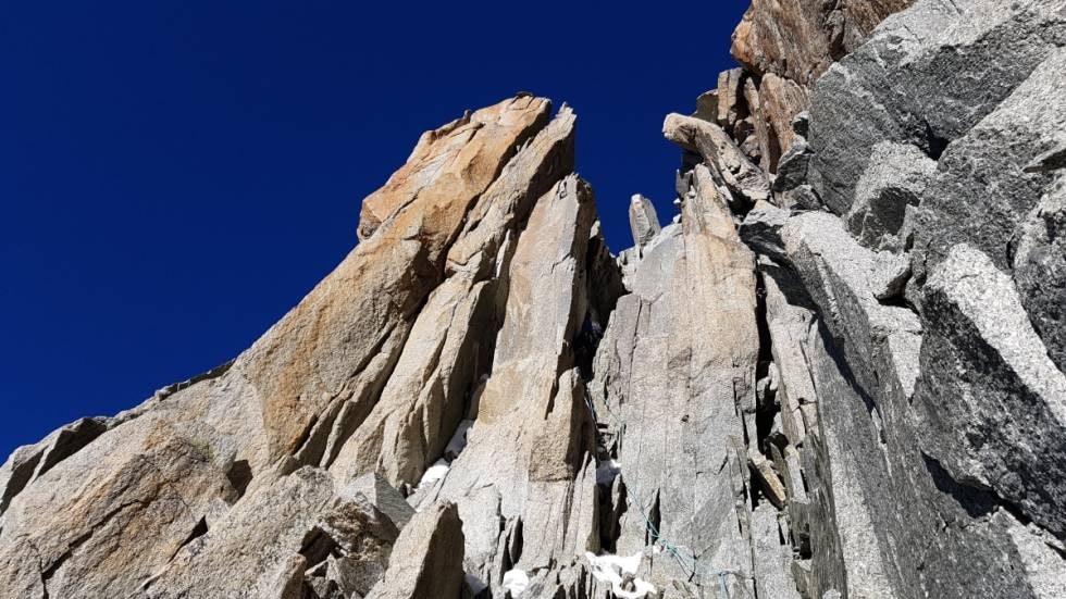 Tørt fjell: Oscar Brodén i nedre del av kaminen som leder opp mot toppryggen på Aiguille du Jardin (4035 moh). Foto: Tormod Granheim Tørt fjell: Oscar Brodén i nedre del av kaminen som leder opp mot toppryggen på Aiguille du Jardin (4035 moh). Foto: Tormod Granheim