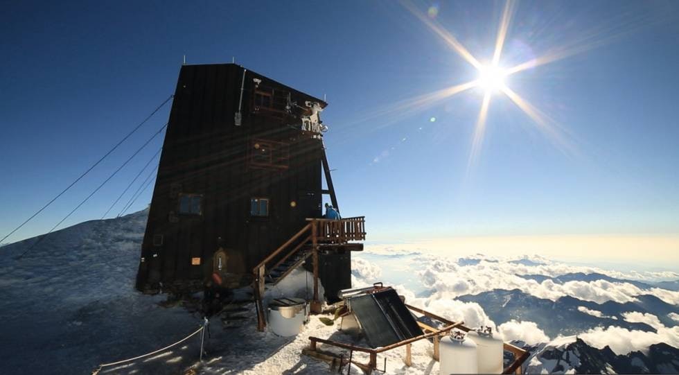 Betjent: Tormod Granheim hadde flyt og klatret 18 topper på tre dager i Monte Rosa. Her er han på vei ut av Europas høyeste betjente turisthytte, Margheritahytten på Punta Gnifetti (4554 moh). Foto: Lothar Hofer