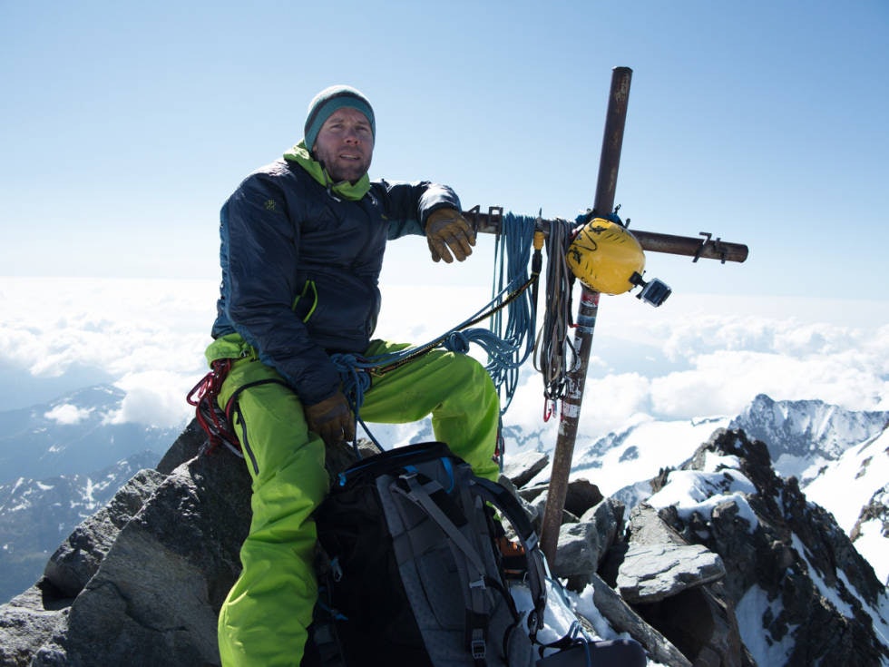 LETT: Tormod nyter utsikten fra Lagginhorn (4010 m), en av de lettere toppene i samlingen. Foto: Ole Chr Hole LETT: Tormod nyter utsikten fra Lagginhorn (4010 m), en av de lettere toppene i samlingen. Foto: Ole Chr Hole
