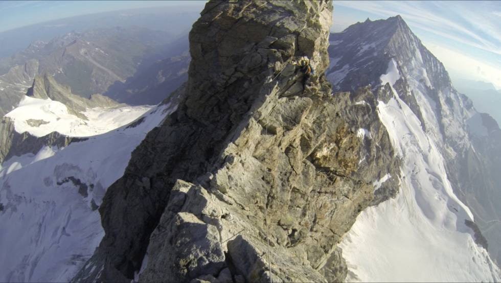 Eggende: Thorleif Nøkleby nyter Zermatts kanskje deiligste topp, Zinalrothorn (4221 moh). Bak seg har han selveste Weisshorn (4506 moh). Foto: Tormod Granheim