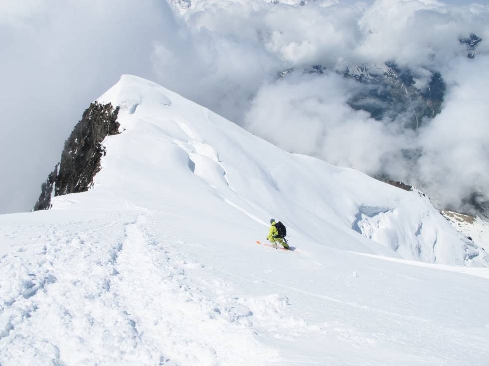 Ned! Tormod Granheim lar skia løpe på Weissmies (4023 moh). Foto: Ole Christian Hole Ned! Tormod Granheim lar skia løpe på Weissmies (4023 moh). Foto: Ole Christian Hole