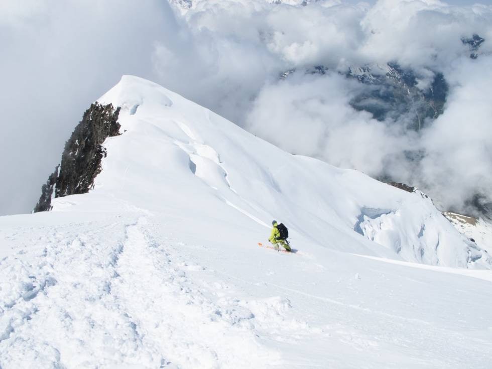 Ned! Tormod Granheim lar skia løpe på Weissmies (4023 moh). Foto: Ole Christian Hole