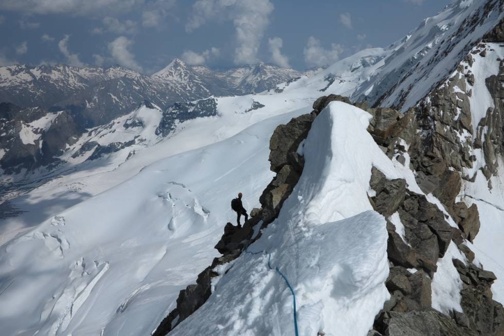 Ikke videre: Geir Moen kjenner på den sure, sure, men akk så fornuftige følelsen av å snu i tide. Forsatt høyt på Täschhorn (4491 moh). Foto: Tormod Granheim Ikke videre: Geir Moen kjenner på den sure, sure, men akk så fornuftige følelsen av å snu i tide. Forsatt høyt på Täschhorn (4491 moh). Foto: Tormod Granheim