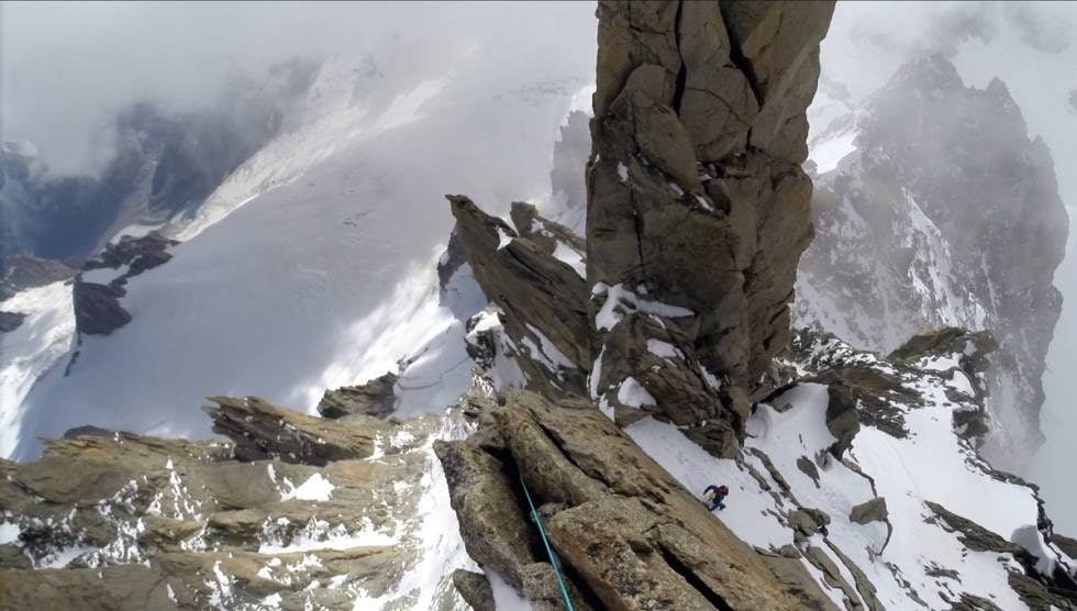 Klatring: Tormod Granheim hadde vært her før, da kjørte han ski fra ryggen og ned den kilometerhøye Couloir de Diable, men nå er det å strekke taulengde på taulengde, og rigge rapell på rapell, over de fem pinnaklene som leder over Djevelryggen opp til Mont Blanc de Tacul (4248 moh). Foto: Signar Nilsen Klatring: Tormod Granheim hadde vært her før, da kjørte han ski fra ryggen og ned den kilometerhøye Couloir de Diable, men nå er det å strekke taulengde på taulengde, og rigge rapell på rapell, over de fem pinnaklene som leder over Djevelryggen opp til Mont Blanc de Tacul (4248 moh). Foto: Signar Nilsen
