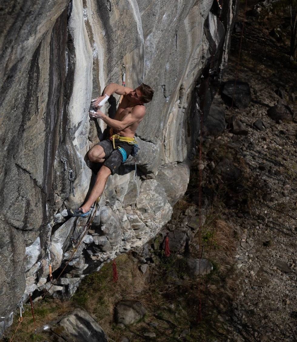 Håvard Helgesen er mest gira på uteklatring, og her er han på Leoline Extension (8c+) som han for øvrig persa på i høst. Foto: Henning Wang. Håvard Helgesen