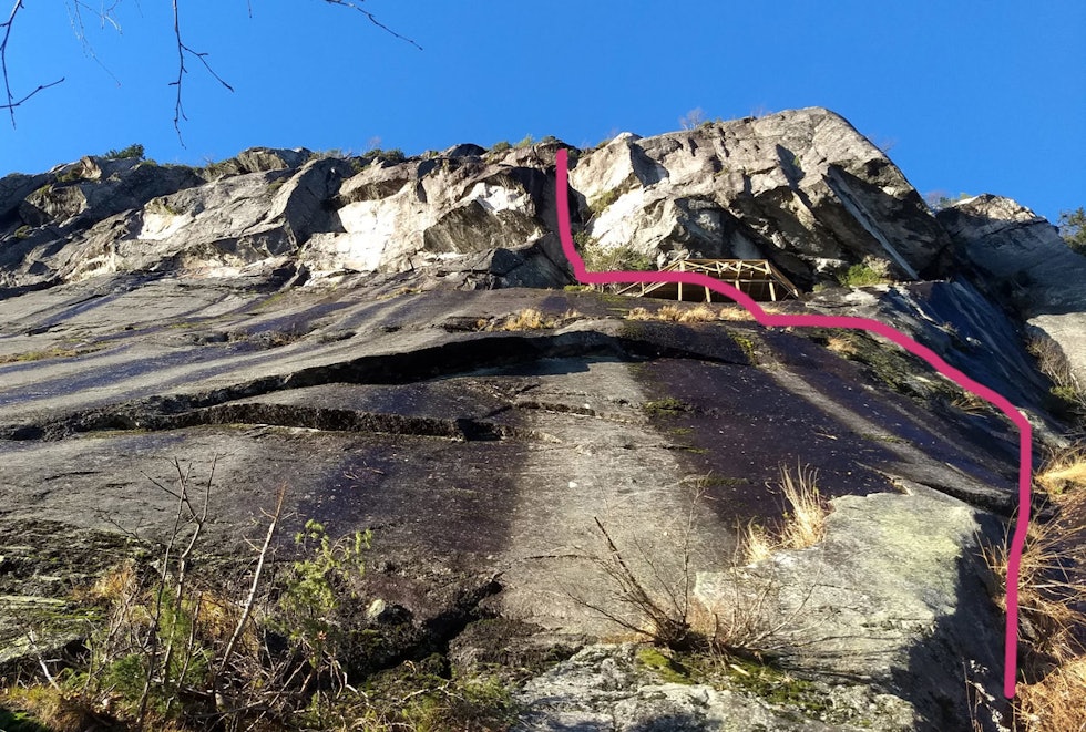 PLATTING: Den nye ruta går forbi en av plattingene som er bygd i forbindelse med den planlagte via ferrataen. Foto: Tellef Storebakken Andersnatten via ferrata klatring