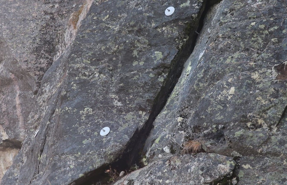 FJELLSIKRINGSBOLTER: Disse er brukt for å hindre steinsprang. Foto: Tellef Storebakken Andersnatten via ferrata klatring