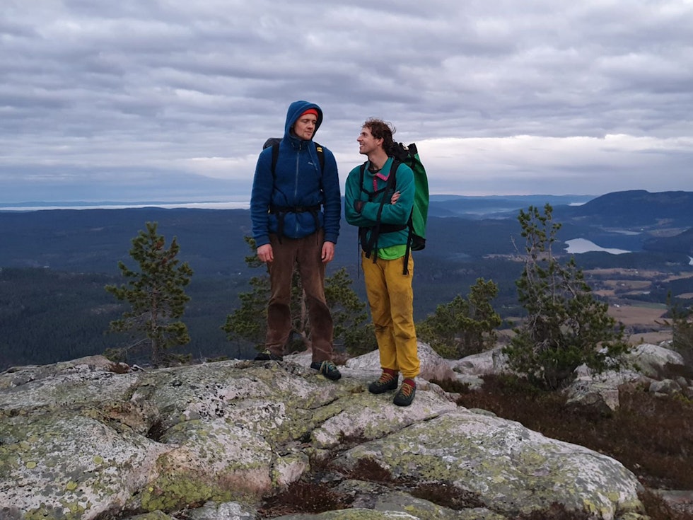PÅ TOPPEN: Tellef Storebakken og Erik Grandelius etter førstebestigningen. Foto: Andreas Klarström Andersnatten via ferrata klatring