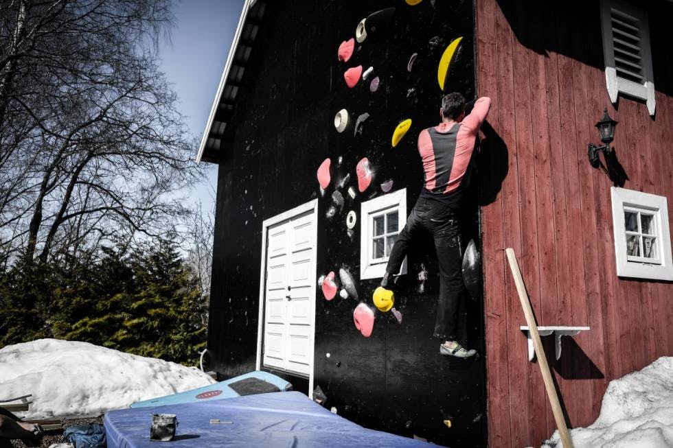 NY VEGG: Låveveggen har i år fått en fornying med ett nytt malingstrøk og massevis av nye klatretak. Foto: Viktoria Gjersøe