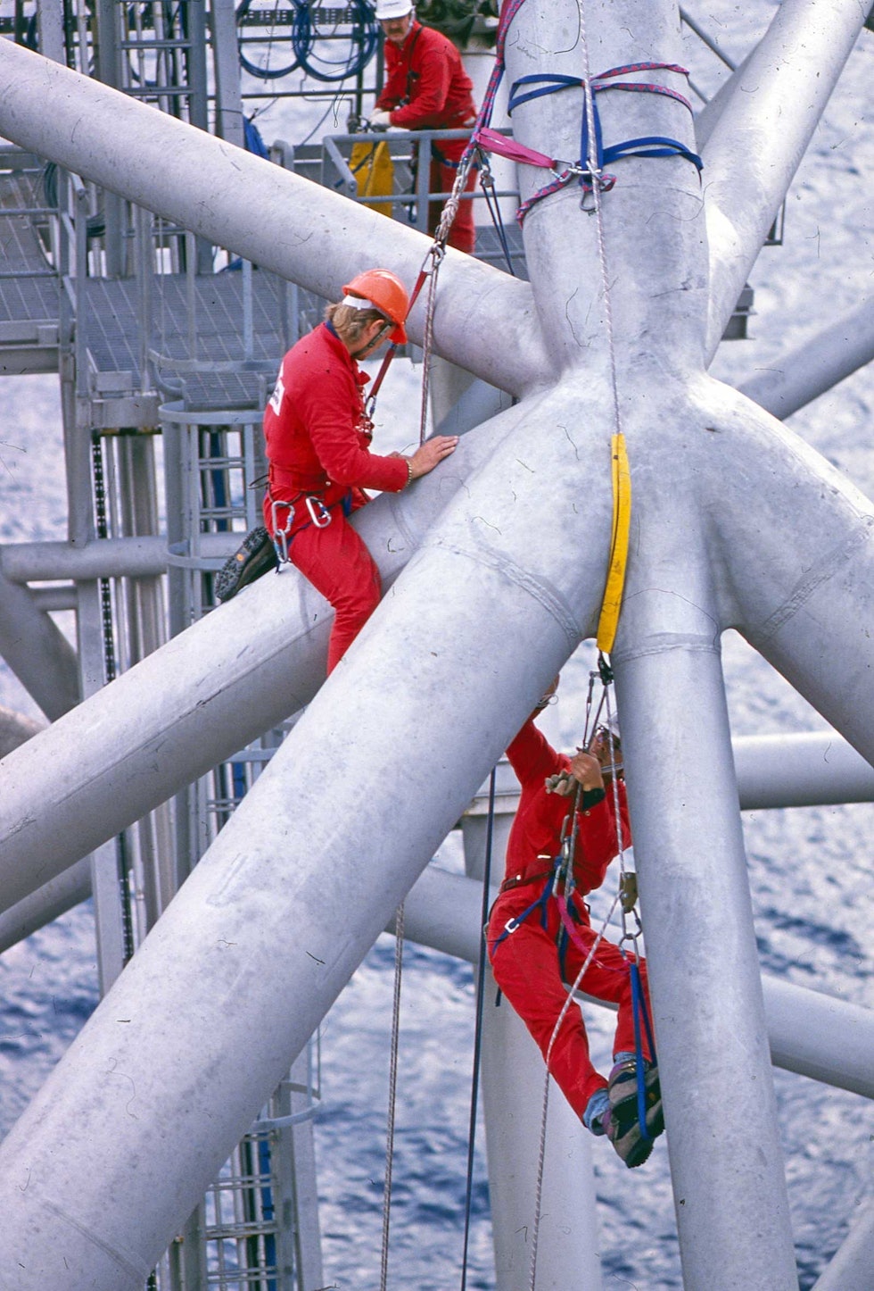 Pionerer: Sikringsleder Øystein Bårdsnes fra Aak og to inspektører fra Vicon Grøner utfører inspeksjon av flammetårnet på Osebergfeltet tidlig på 1990-tallet. Foto: Iver GjelstenlI Industriklatring-2.2