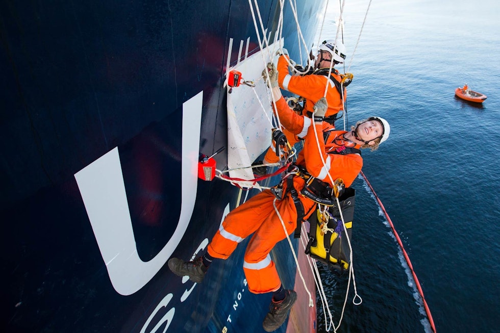 På skroget: Klatrere på offshorejobb. Foto: Terje Aamodt Industriklatring-4