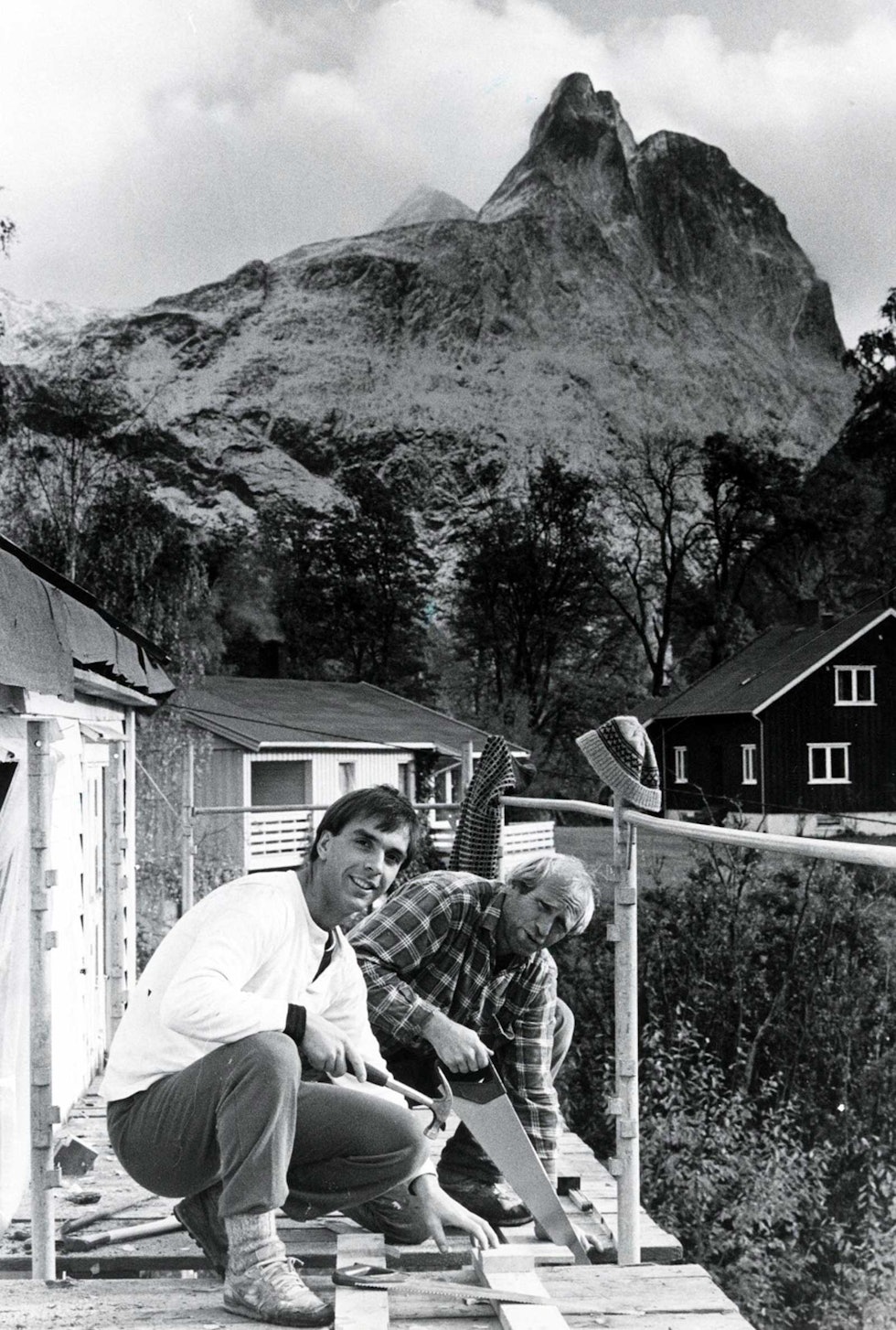 1986: Fred Husøy og Frank Martinsen i gang med å pusse opp hovedbygningen på Aak. Foto: Iver Gjelstenli Industriklatring-6.1