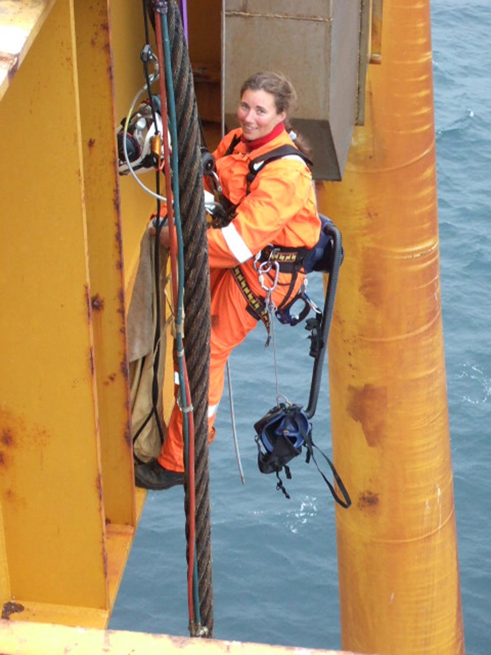Andrekvinne: Sikringsleder Anne Grete Nebell på jobb i Nordsjøen. Foto: Privat Industriklatring-7