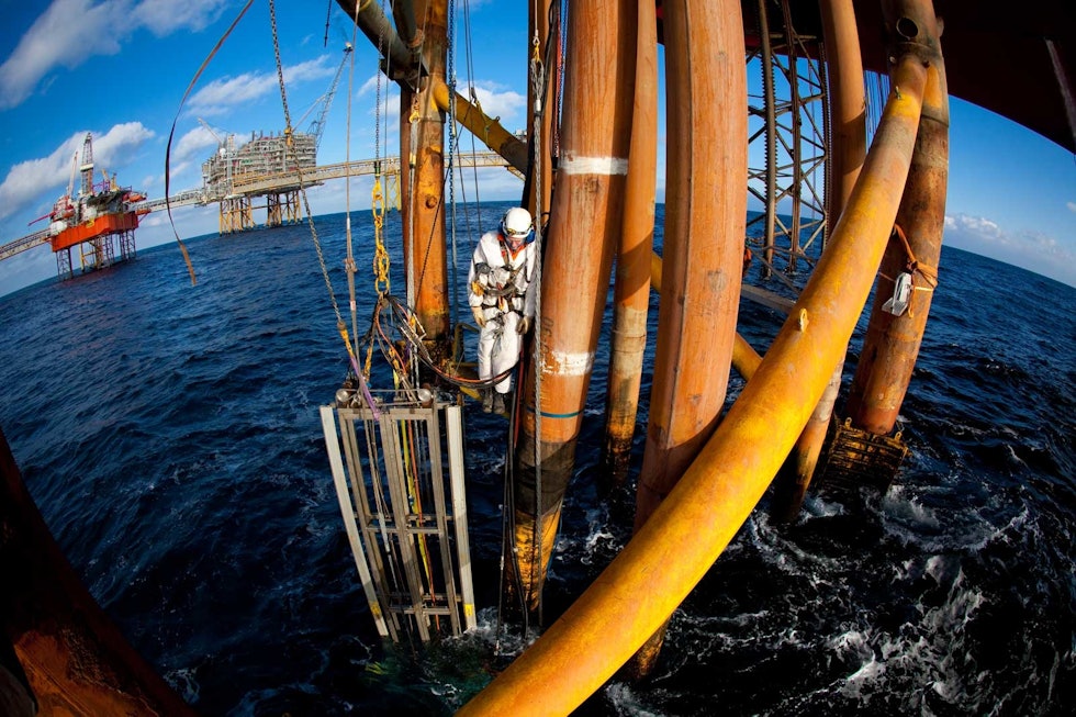 Stål og vann: Klatrere på jobb i Nordsjøen. Foto: Terje Aamodt Industriklatring-8